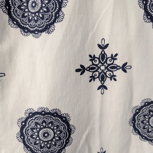 Chico's Perfect Stretch White Blue Medallion Crop Pants Size 2.5 - Picture 2 of 4